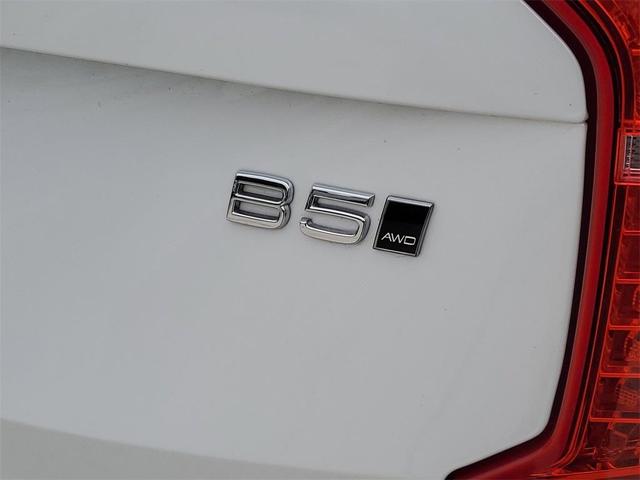 Photo of 2024 Crystal White Volvo XC90