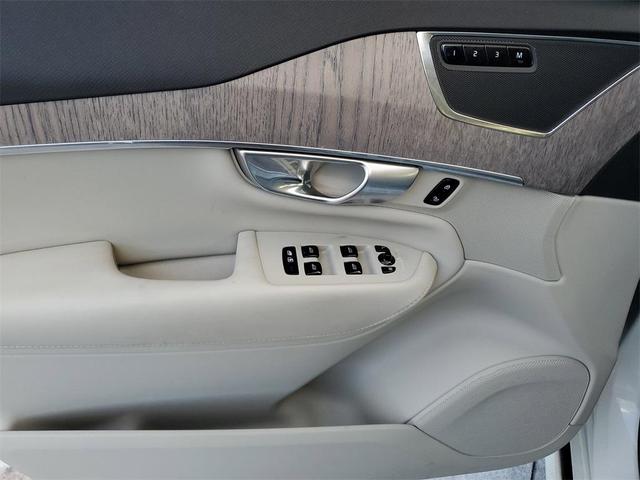 Photo of 2024 Crystal White Volvo XC90