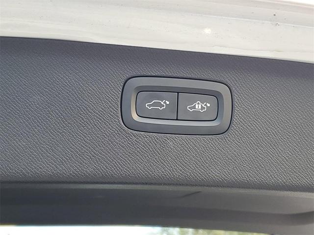 Photo of 2024 Crystal White Volvo XC90