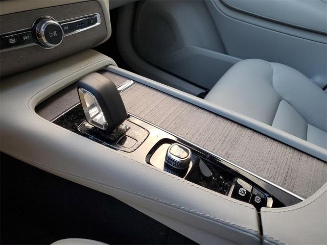 Photo of 2024 Crystal White Volvo XC90