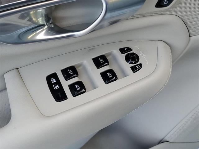 Photo of 2024 Crystal White Volvo XC90