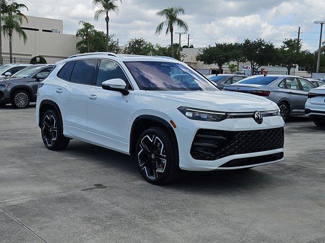 Photo of 2025 Opal White Pearl Effect Volkswagen Tiguan