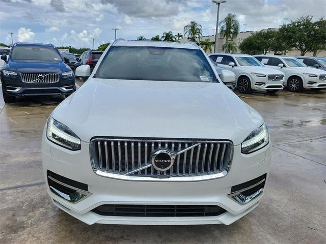 Photo of 2025 Crystal White Volvo XC90