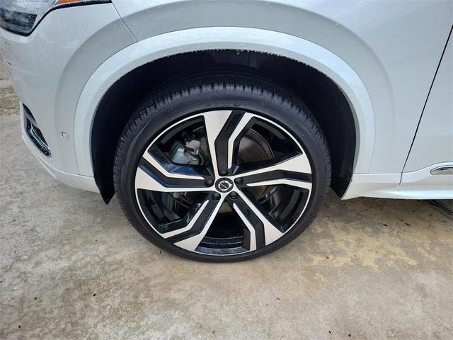 Photo of 2025 Crystal White Volvo XC90