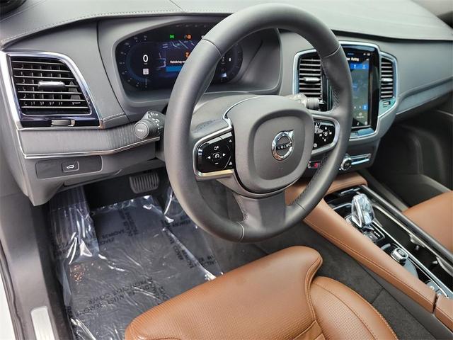 Photo of 2025 Crystal White Volvo XC90
