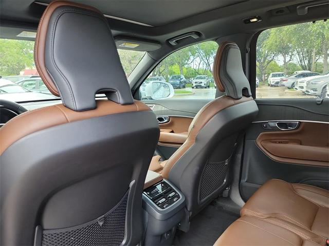 Photo of 2025 Crystal White Volvo XC90