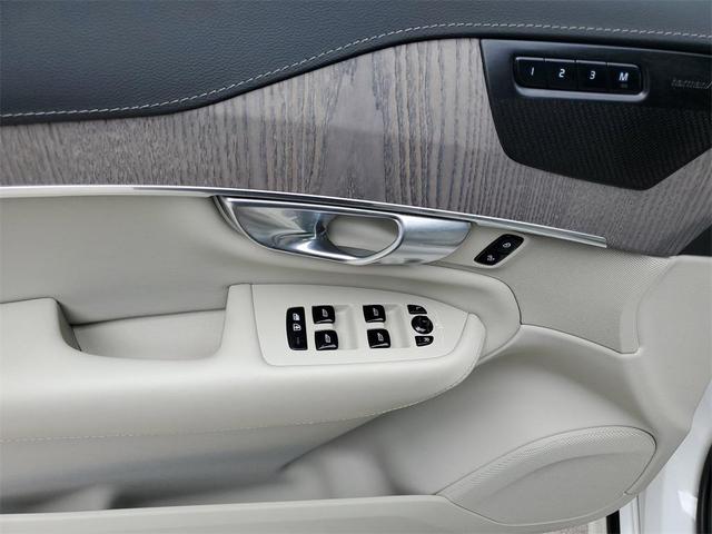 Photo of 2024 Crystal White Volvo XC90