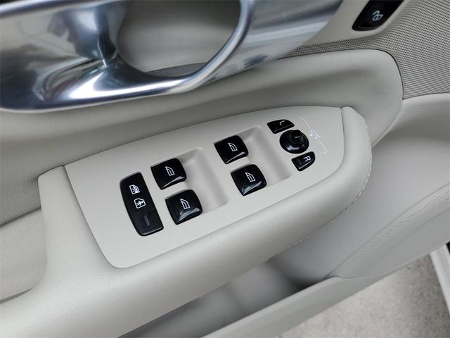 Photo of 2024 Crystal White Volvo XC90