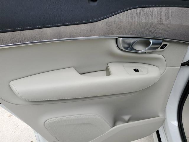 Photo of 2024 Crystal White Volvo XC90