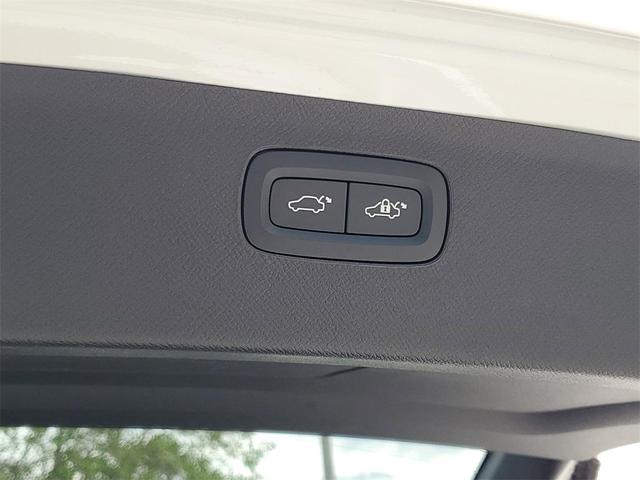 Photo of 2024 Crystal White Volvo XC90