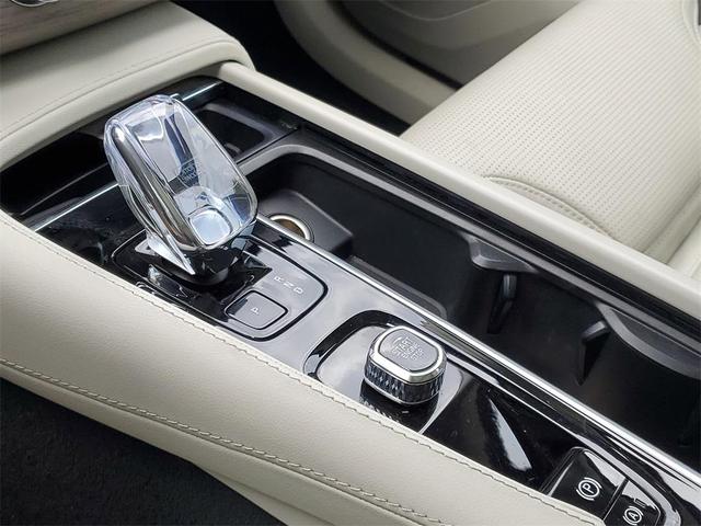 Photo of 2024 Crystal White Volvo XC90