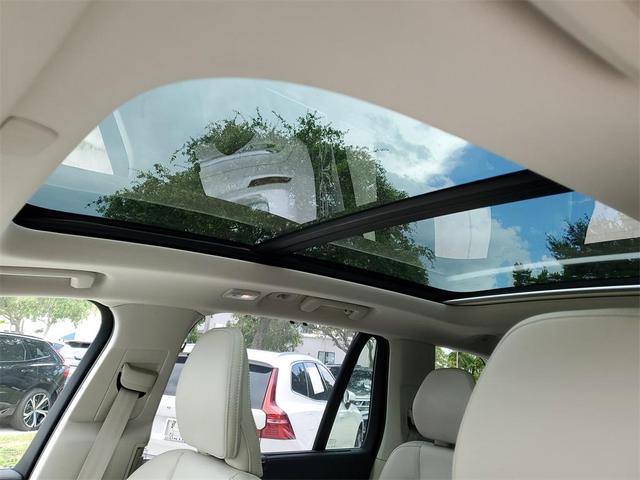 Photo of 2024 Crystal White Volvo XC90