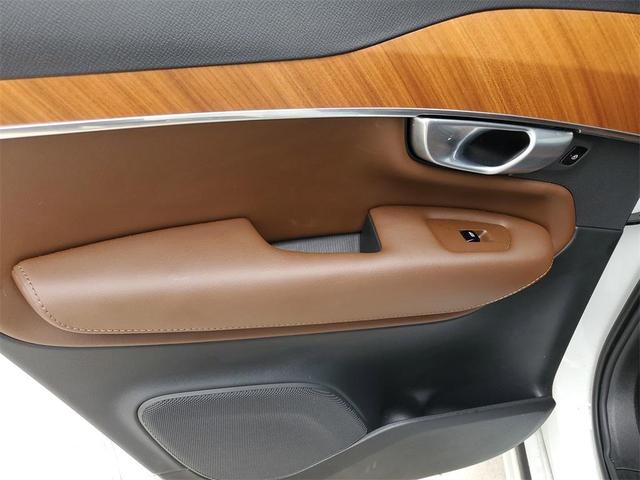 Photo of 2024 Crystal White Volvo XC90