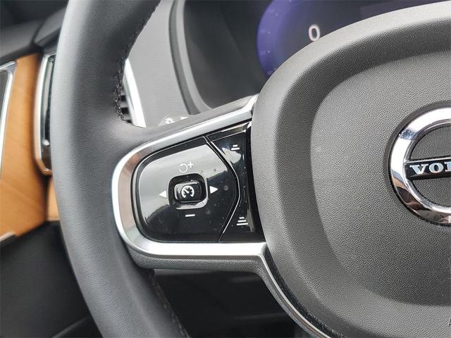 Photo of 2024 Crystal White Volvo XC90