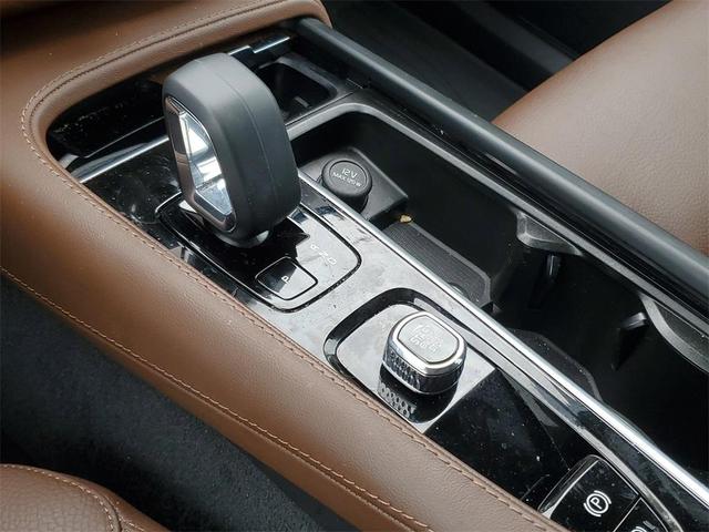 Photo of 2024 Crystal White Volvo XC90