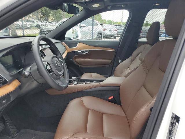 Photo of 2024 Crystal White Volvo XC90