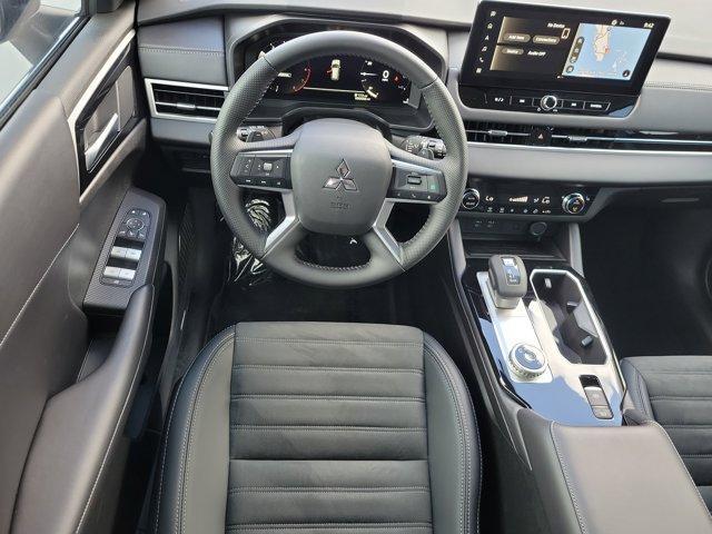 Photo of 2025 Labrador Black Pearl Mitsubishi Outlander