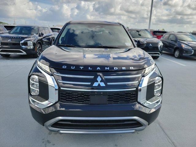 Photo of 2025 Labrador Black Pearl Mitsubishi Outlander