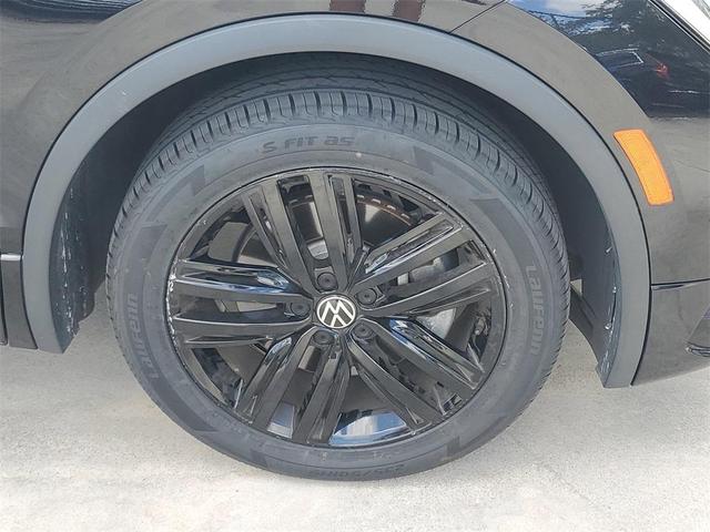 Photo of 2022 Deep Black Pearl Effect Volkswagen Tiguan