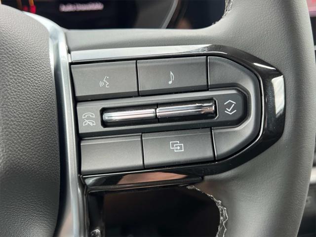 Photo of 2025 Summit White Chevrolet Colorado