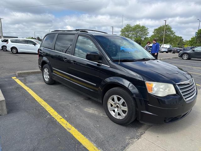 Photo of 2009 Brilliant Black Crystal Pearlcoat/Black Cloth Top Chrysler Town & Country
