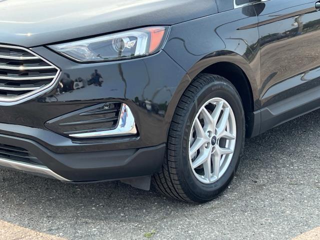 Photo of 2022 Black Metallic Ford Edge