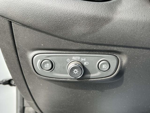 Photo of 2022 Silver Ice Metallic Chevrolet Equinox