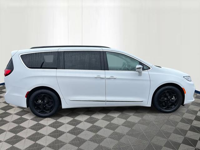 Photo of 2022 Bright White Clearcoat Chrysler Pacifica