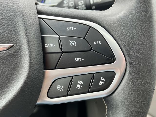 Photo of 2022 Bright White Clearcoat Chrysler Pacifica