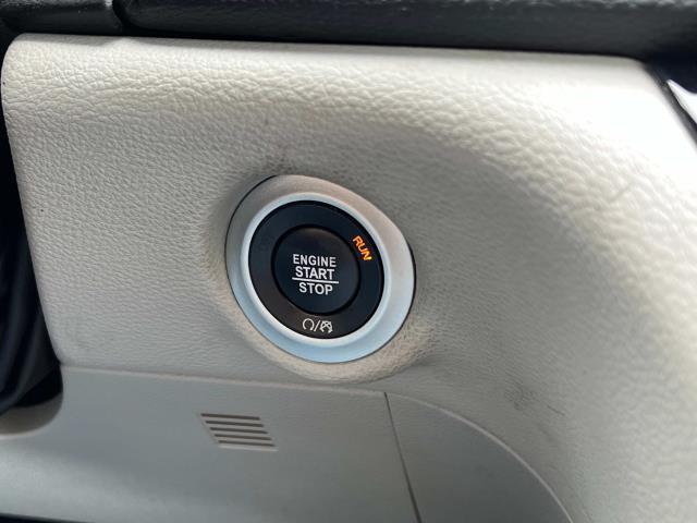 Photo of 2022 Bright White Clearcoat Chrysler Pacifica