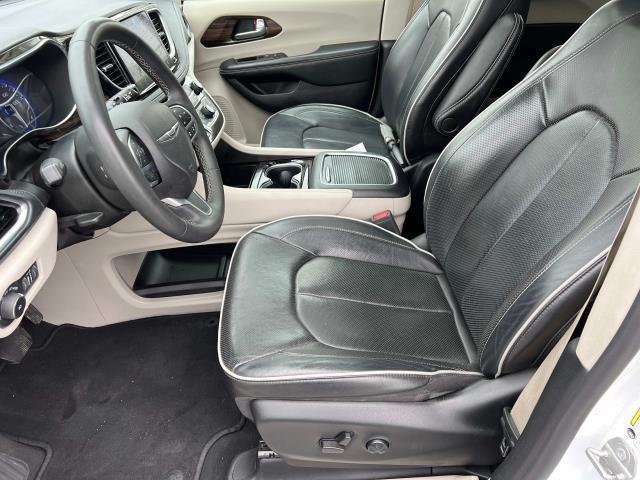 Photo of 2022 Bright White Clearcoat Chrysler Pacifica
