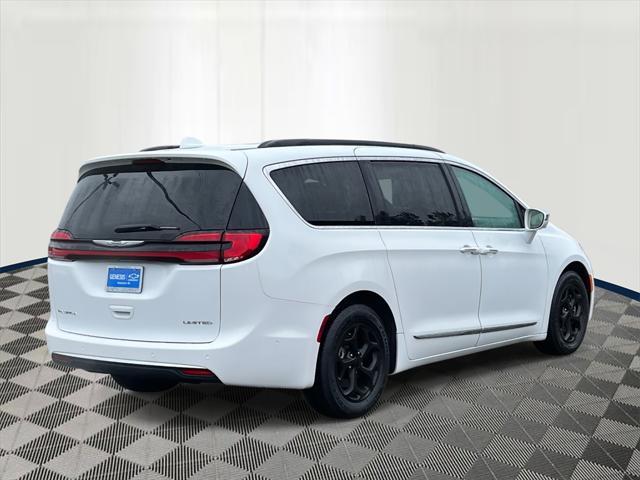 Photo of 2022 Bright White Clearcoat Chrysler Pacifica