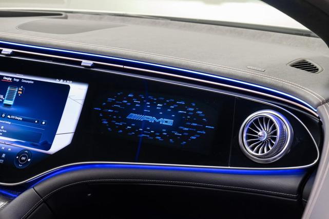 Photo of 2022 MANUFAKTUR Diamond White Metallic Mercedes-Benz EQS 450+