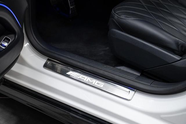 Photo of 2022 MANUFAKTUR Diamond White Metallic Mercedes-Benz EQS 450+