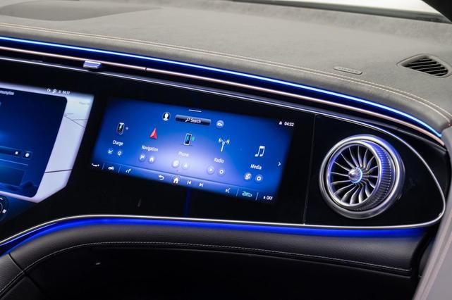 Photo of 2022 MANUFAKTUR Diamond White Metallic Mercedes-Benz EQS 450+