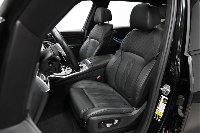 Photo of 2022 Black Sapphire Metallic BMW X7