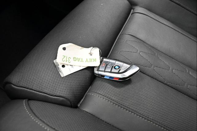Photo of 2022 Black Sapphire Metallic BMW X7