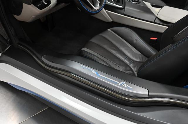 Photo of 2019 Crystal White Pearl Metallic w/ BMW i Frozen Blue Accen BMW i8