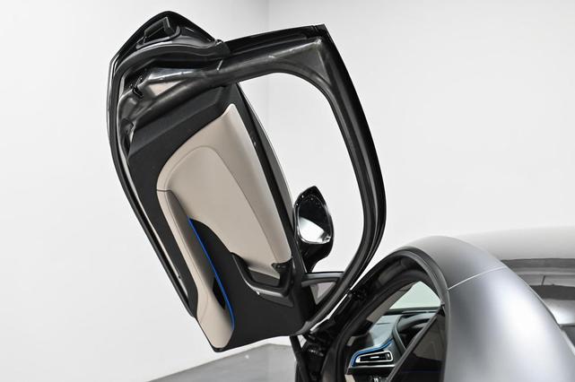Photo of 2015 Sophisto Grey Metallic w/ Frozen Grey Accent BMW i8