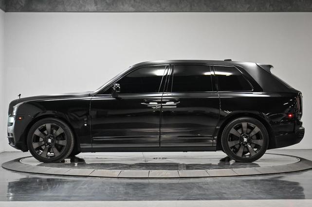 Photo of 2019 Black Diamond/ Gray Two Tone Rolls-Royce Cullinan