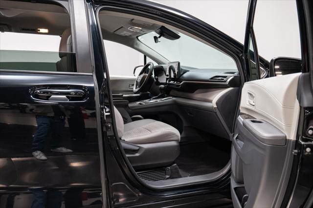 Photo of 2022 Midnight Black Metallic Toyota Sienna