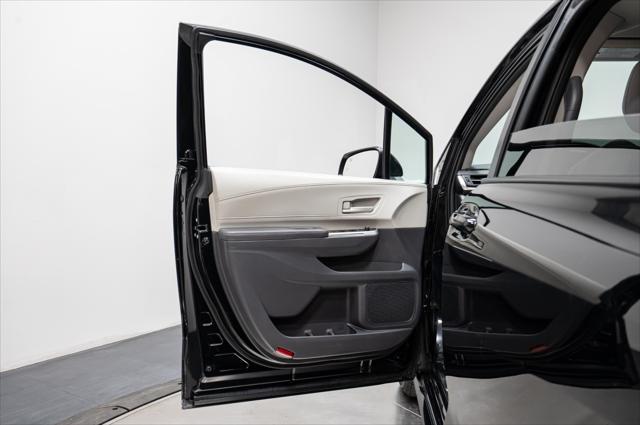 Photo of 2022 Midnight Black Metallic Toyota Sienna