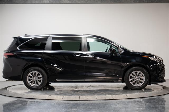 Photo of 2022 Midnight Black Metallic Toyota Sienna