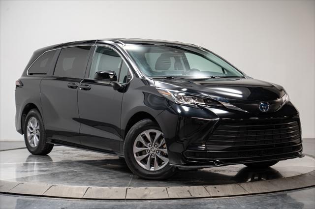 Photo of 2022 Midnight Black Metallic Toyota Sienna