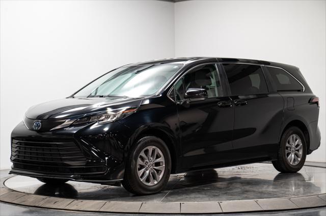 Photo of 2022 Midnight Black Metallic Toyota Sienna