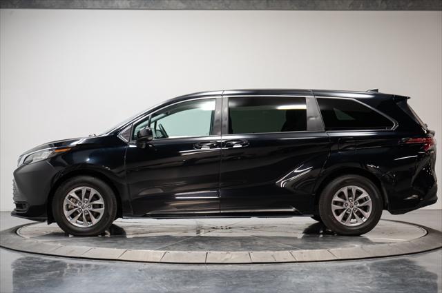 Photo of 2022 Midnight Black Metallic Toyota Sienna