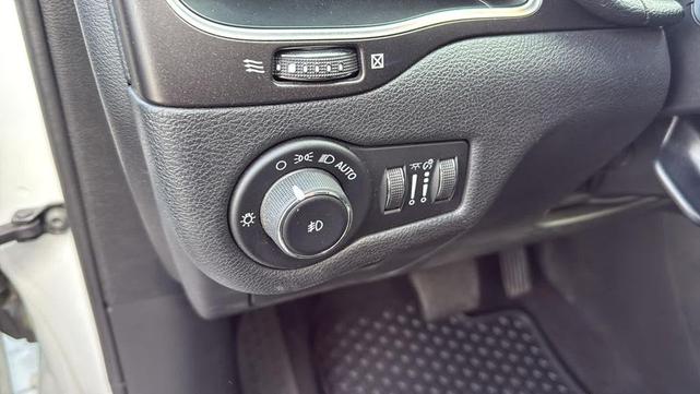 Photo of 2020 Bright White Clearcoat Jeep Cherokee