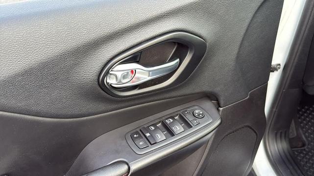 Photo of 2020 Bright White Clearcoat Jeep Cherokee