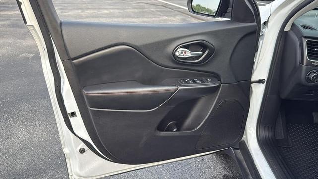 Photo of 2020 Bright White Clearcoat Jeep Cherokee