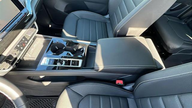 Photo of 2025 Deep Black Pearl Volkswagen Atlas